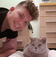 Dawid Góras z kotem Hektorem